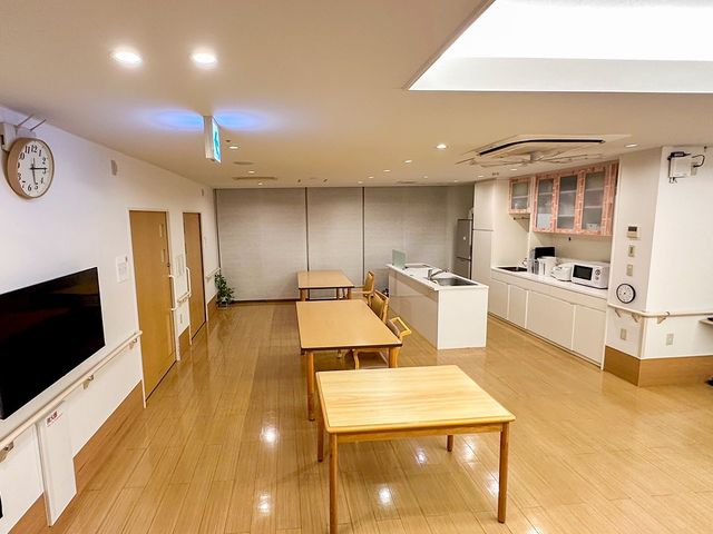 温かみのあるダイニングルーム ダイニングルーム 木の温もりを感じる共有スペースで、居心地の良い談話や食事を楽しめます。