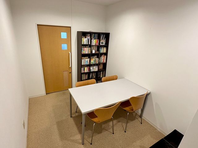 書棚のある小部屋 内観 明るい内観で、各種資料が整理された書棚が設置されていますので、落ち着いて学べます。