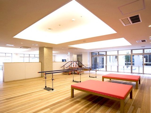 光豊かな機能訓練室 機能訓練室 広々とした訓練スペースで、気持ち良くリハビリ活動が行えそうです。自然光も豊かに入り、明るさが魅力です。