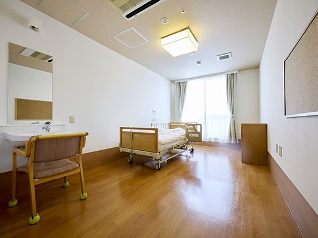 明るい居室 居室 日差しがたっぷりと差し込む、温かい雰囲気の居室です。快適な空間でお仕事しやすい環境です。