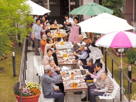 屋外で楽しむ食事の様子