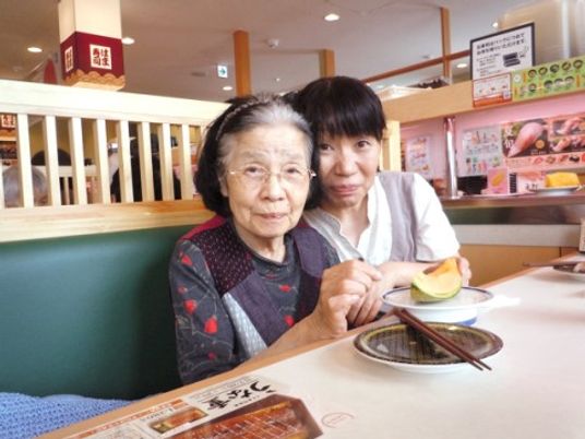 笑顔の二人と食事テーブル