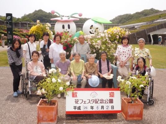集合する笑顔の方々