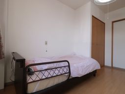 シンプルな居室の様子