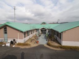 広々とした中庭の施設