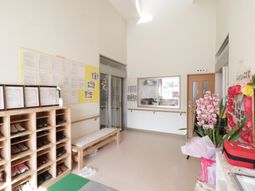 明るいエントランスの様子