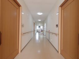 明るく清潔な廊下