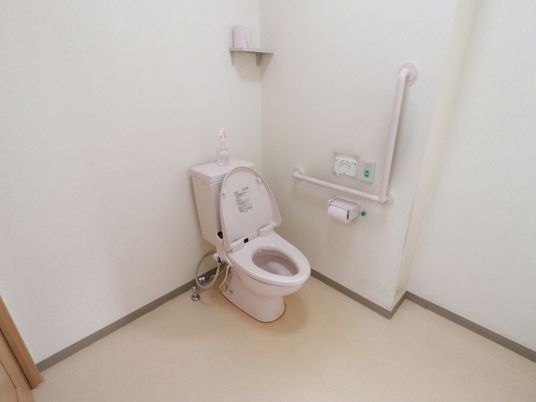 バリアフリー設計のトイレ