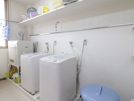 清潔な洗濯機と棚