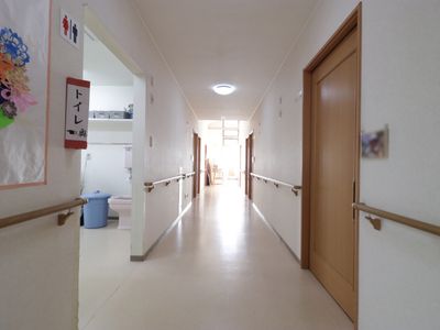 明るい廊下の眺め