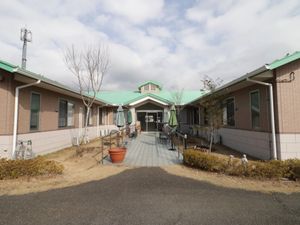 緑の屋根のある建物エントランス