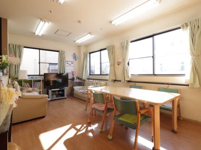 明るい居間の共有スペース