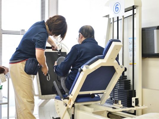 機能訓練室で支援する様子  
