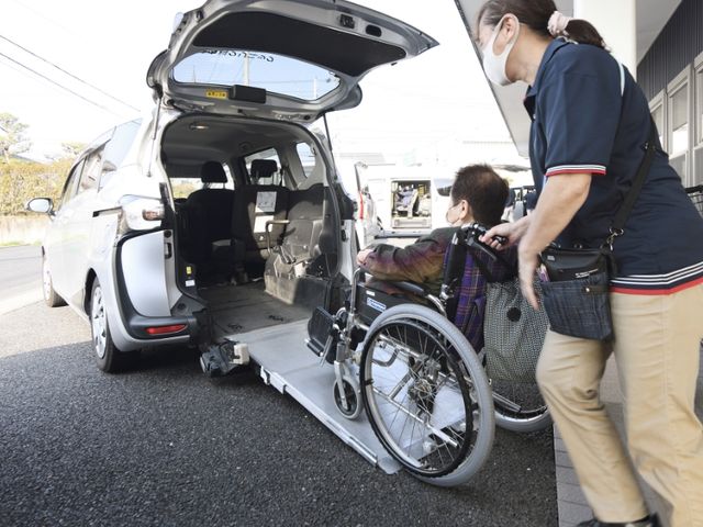 車椅子利用者の移動支援の様子 スタッフイメージ 車椅子の方が安全に乗降できるサポートをスタッフが行っています。優しいサポートが魅力です。