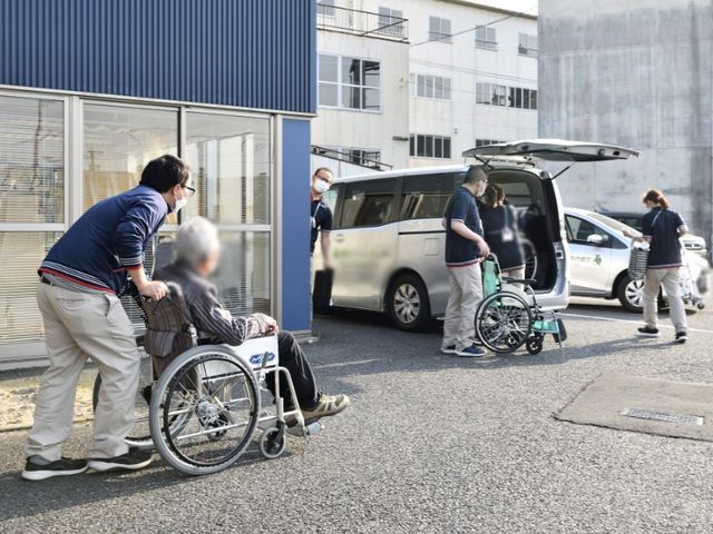 外での活動の様子 エントランス スタッフが車椅子の方をサポートしている様子です。外出支援が充実している環境です。