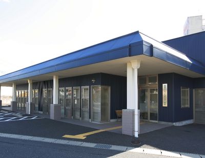 青い外壁の建物