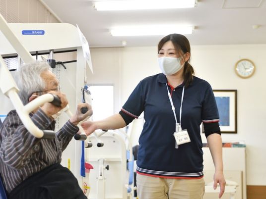 機能訓練を支える様子の機能訓練室  