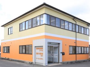 明るい外観の建物