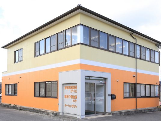 明るい外観の建物