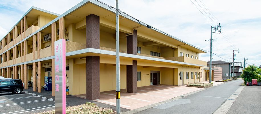 優しい色合いの建物外観