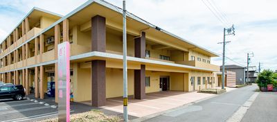 優しい色合いの建物外観