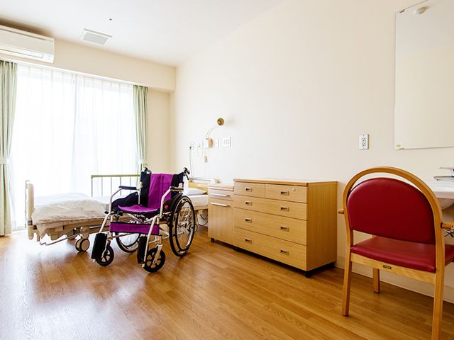 快適な居室 居室 自然光がたっぷりと差し込む居室で、ゆったりとした時間を過ごすことができます。車椅子もスムーズに移動できます。