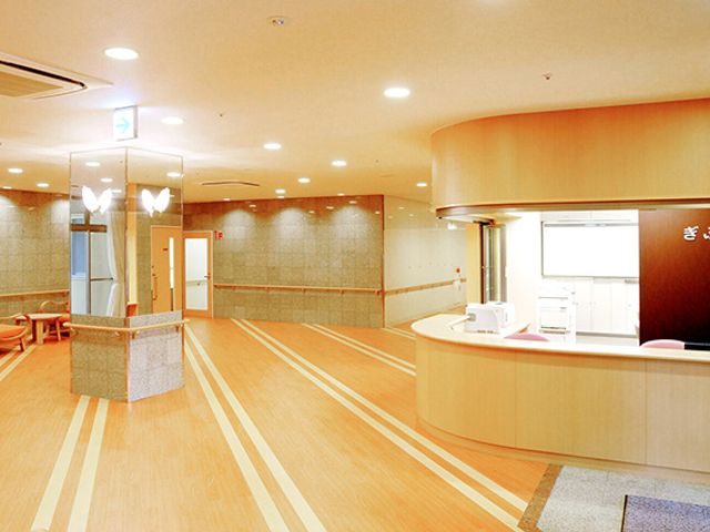 受付のある開放的な空間 フロント 木目調の優しい色合いが広がる受付エリアで、温か味のある雰囲気です。