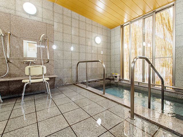 癒しのバスタイム浴室 浴室 広々とした空間で、自然光が差し込む心地よい浴槽です。手すりも設置されており、安全にご利用いただけます。