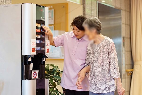 人と自販機の様子