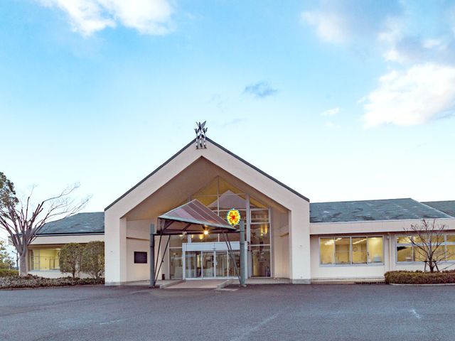 夕暮れのエントランス 外観 広々としたエントランスは、自然の光を取り込み、訪れる人々を温かく迎え入れます。