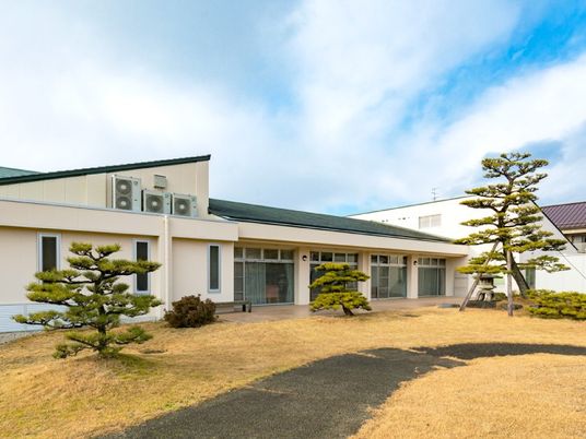 庭のある建物外観  