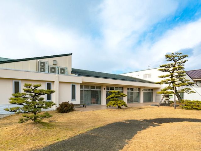 庭のある建物外観  