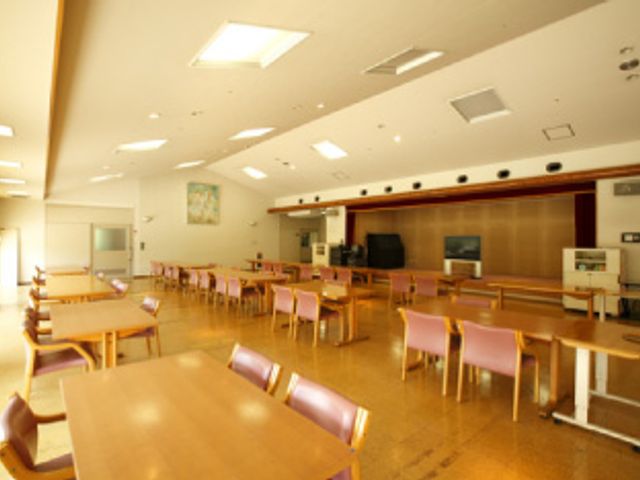 広々とした食堂 食堂 自然光が差し込む広々とした共有スペースです。ゆったりとした雰囲気で食事や会話を楽しめます。