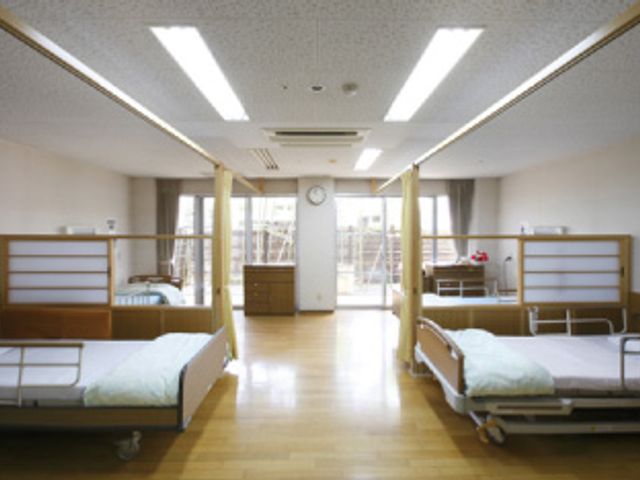リラックスできる空間の居室 居室 広々とした居室で、自然光がたっぷりと入ります。快適な空間で、ゆったりと過ごせます。