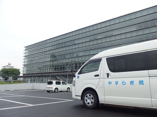 送迎車のある外観  