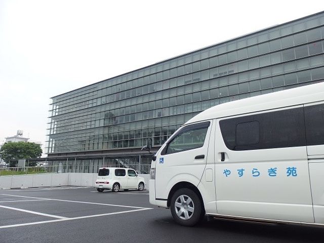 送迎車のある外観  