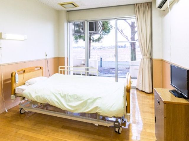 明るい居室 居室   大きな窓から自然光が入り、明るく落ち着いた居室です。ベッドやテレビがあり、ゆったり過ごせる空間です。