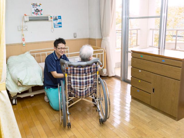 日当たりの良い居室 居室 大きな窓から自然光が差し込む、明るい居室です。車椅子の使用も配慮された快適な空間です。
