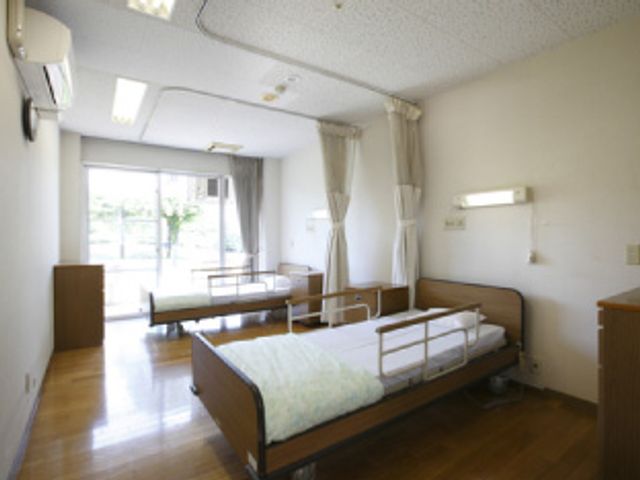 自然光が差し込む居室 居室 明るい自然光が差し込む居室です。心地よい空間で、リラックスした時間をお過ごしいただけます。