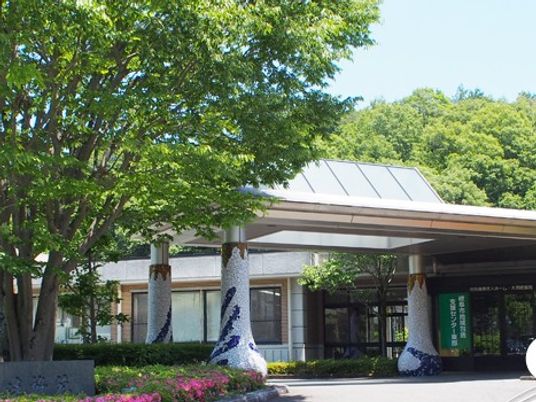 緑に囲まれた建物外観  