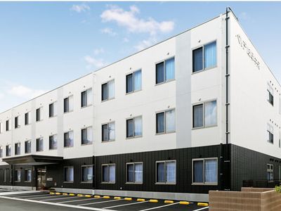 白い建物の外観