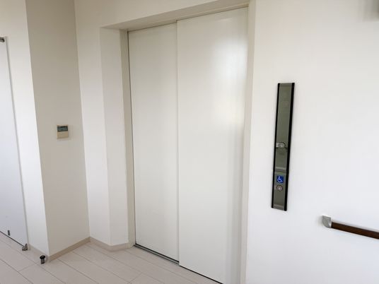 エレベーターの扉