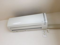 白いエアコンの壁