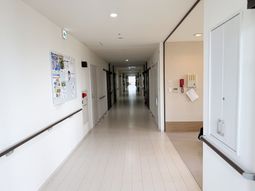 長い白い廊下