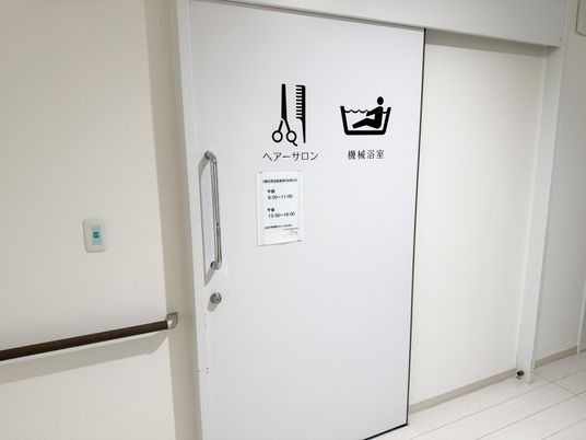 整髪設備の扉