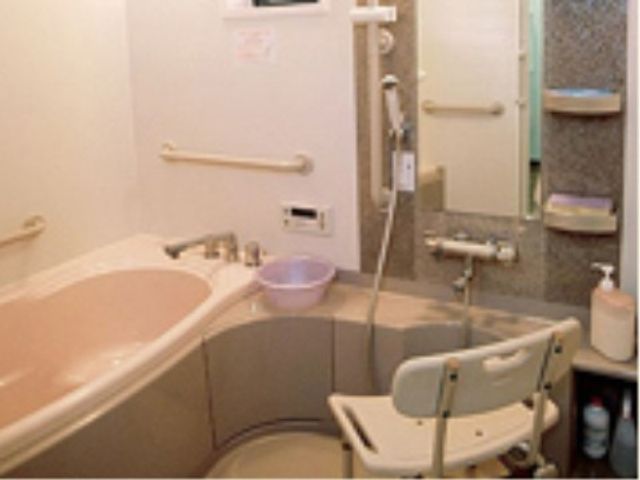 バリアフリー浴室設備 一般浴室 手すりやシート付きバスタブが配備されており、安心してご利用いただける浴室です。ゆったりとリラックスできる設計になっています。