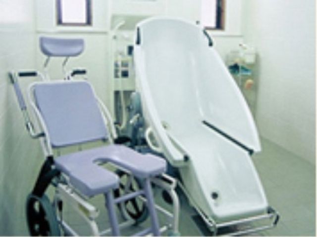 車椅子付き浴室設備 特別浴室 清潔感のあふれる設備と広々とした空間が印象的なこれは洗い場です。利用者の快適さを考慮した機能的な浴室設計が見受けられます。