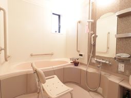 バリアフリー設計の浴室