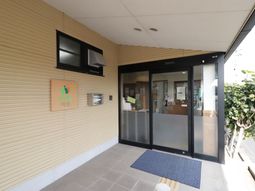 明るい施設のエントランス