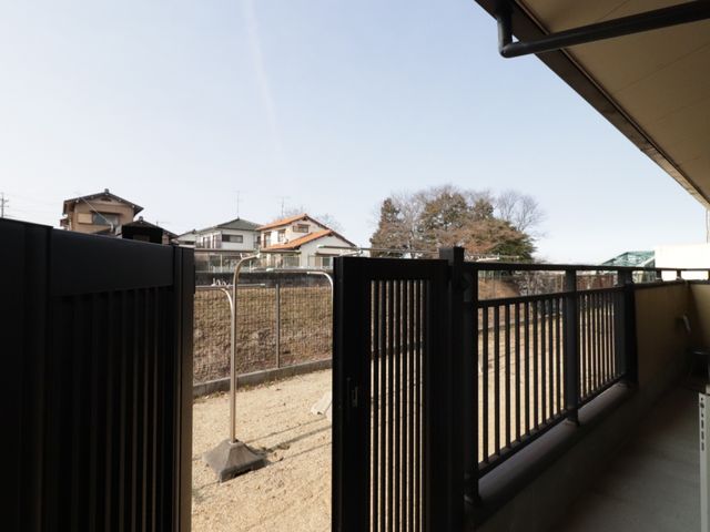 広々とした明るいテラス ベランダ 日差しが心地よいテラスでは、リフレッシュタイムをお過ごしいただけます。清々しい外の空気を感じながら、ご高齢の方々もひとときの安らぎを得られるでしょう。